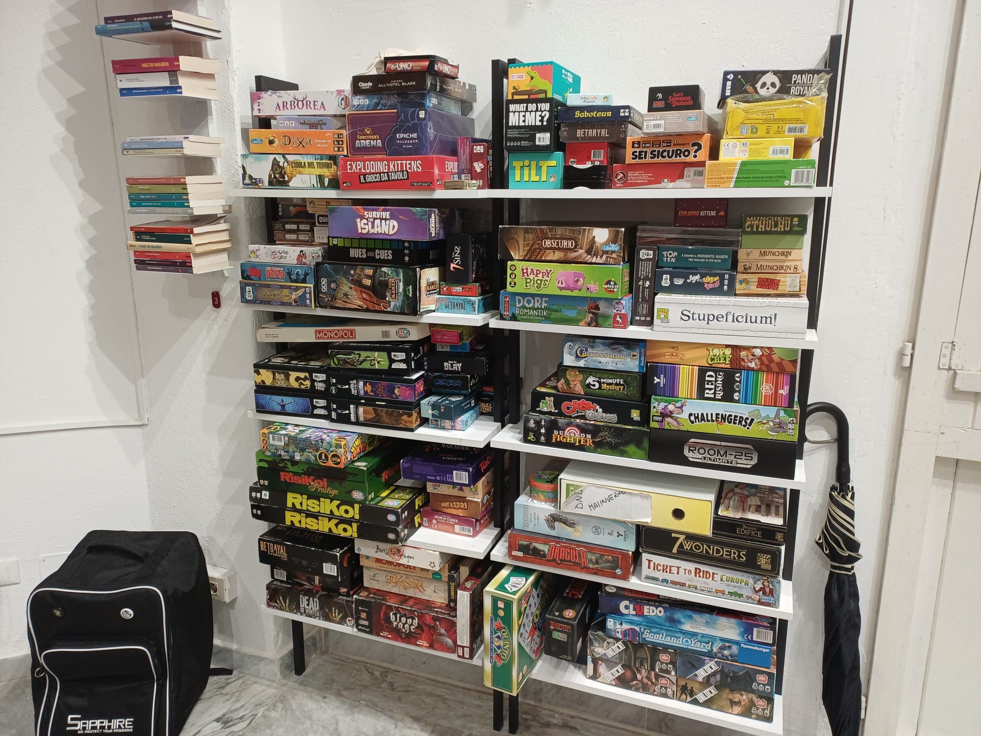 Scaffali della ludoteca con la collezione dei giochi da tavolo