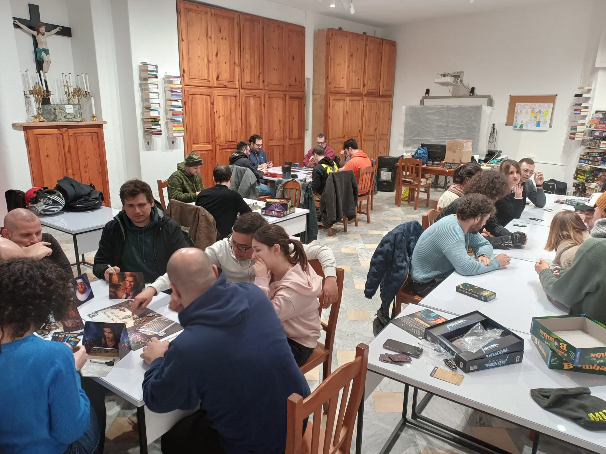 Serata di gioco del Drago Verde con i partecipanti ai tavoli